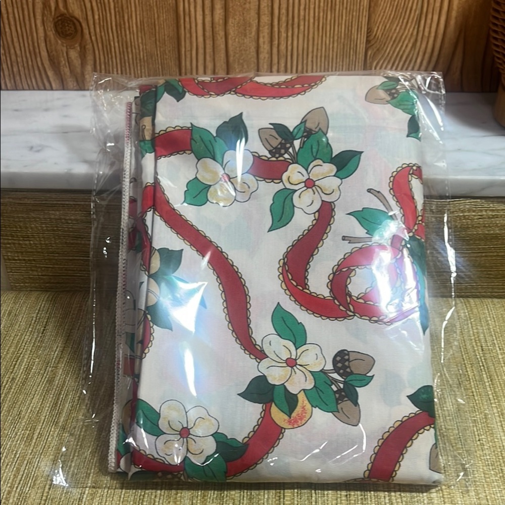 Vintage Christmas Tablecloth 84” Rectangle Flowers,Acorn and Bows